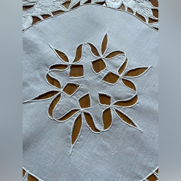 Embroidered round tablecloth - Picture 5 of 7